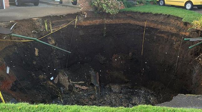 A Huge Sinkhole Has Swallowed Up A Garden In St Albans Bt