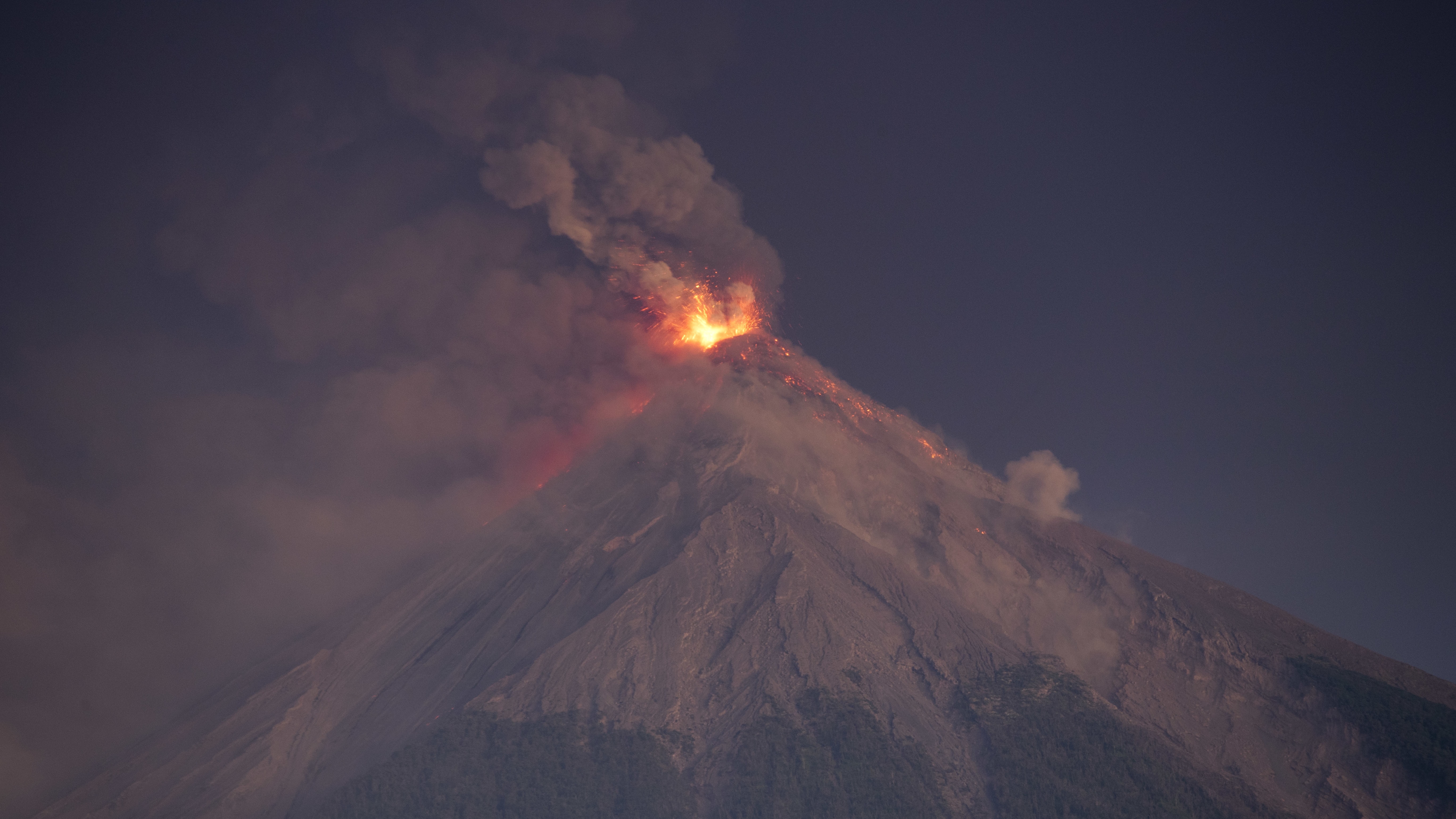 4000 Flee Eruption By Guatemalas Volcano Of Fire Bt