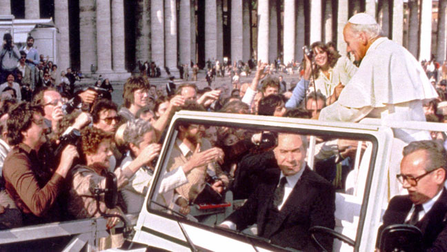 a-gun-appears-from-the-crowd-as-pope-john-paul-ii-addresses-crowds-in-st-peters-square-136398071015602601-150512165327.jpg