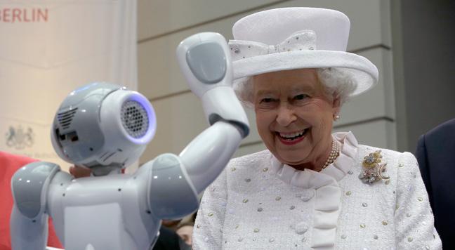 This is what the Queen looked like when she met a robot - and it ...